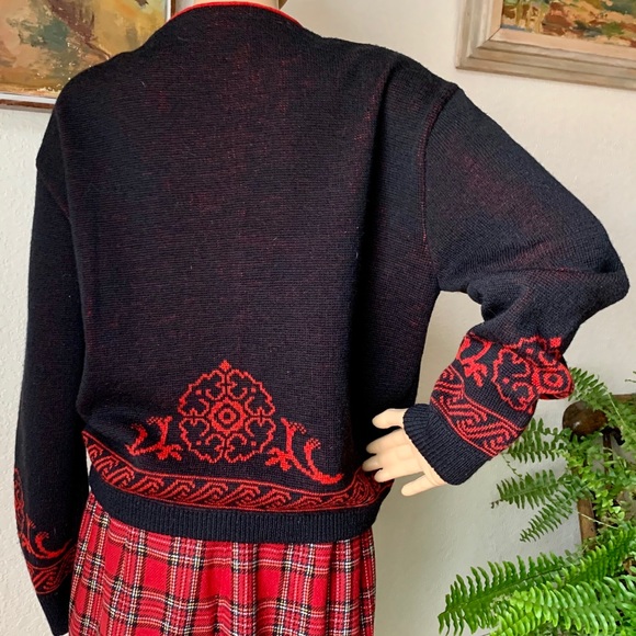Vintage Pendleton Virgin Wool Ornate Design Black Red cardigan - Picture 3 of 9